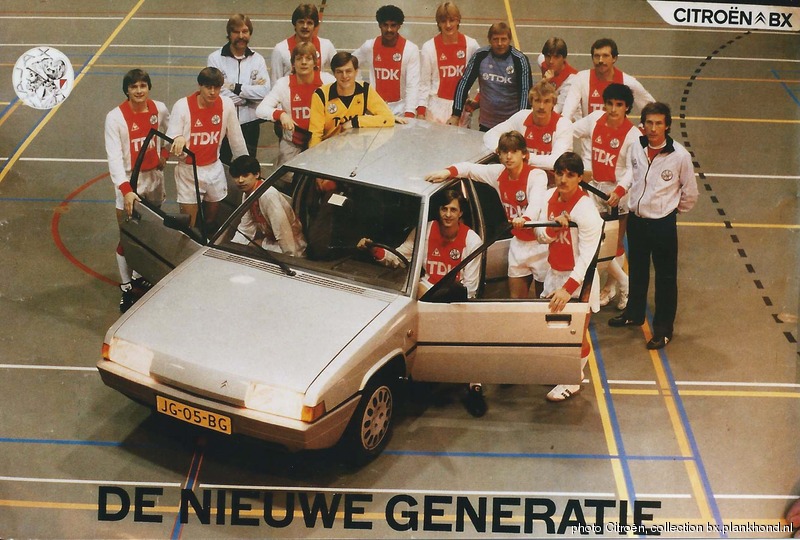 JG-05-BG, met de Ajax selectie op de foto