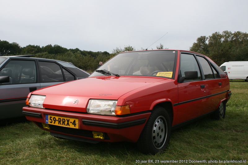 BX 19 GT, Rouge Vallelunga, met optioneel schuifdak en optionele lichtmetalen velgen