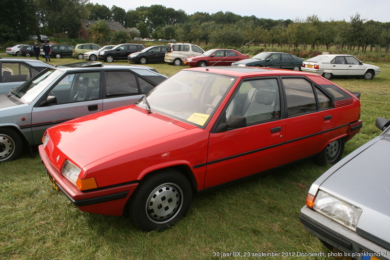 BX 19 GT, Rouge Vallelunga, met optioneel schuifdak en optionele lichtmetalen velgen