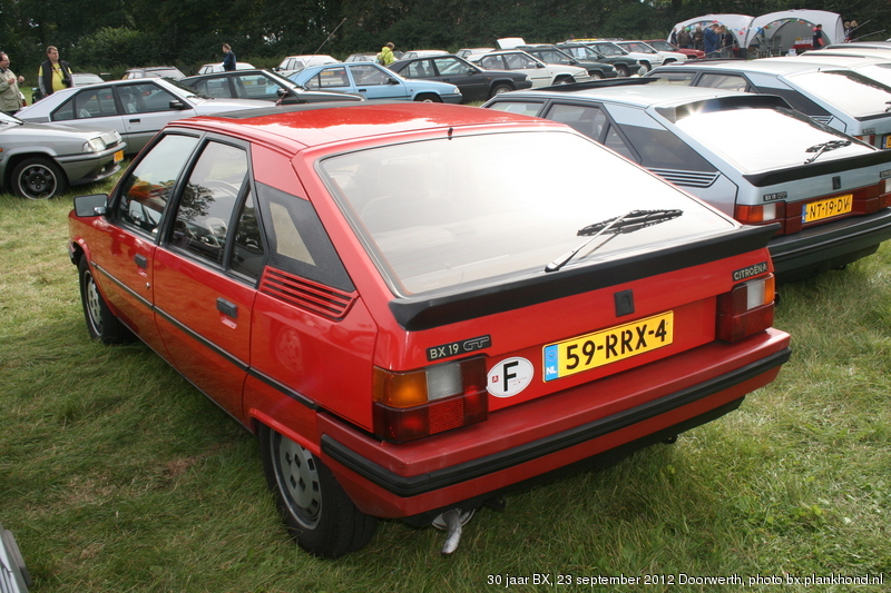 BX 19 GT, Rouge Vallelunga, met optioneel schuifdak en optionele lichtmetalen velgen