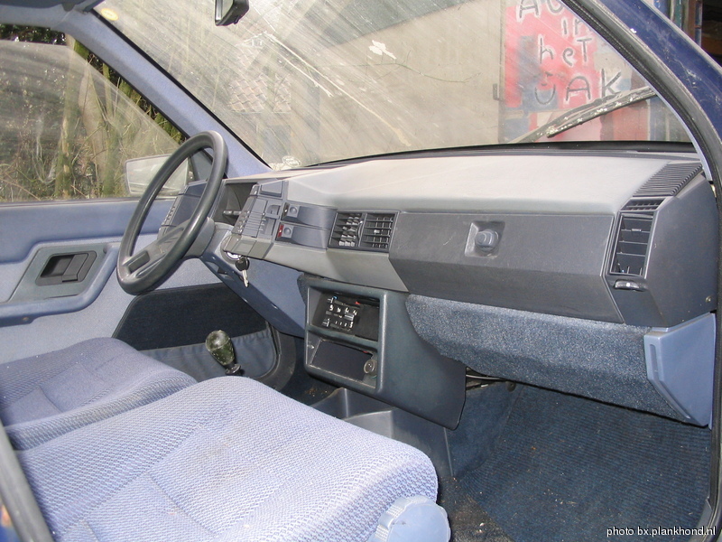 Blauw interieur. Oorspronkelijk had deze auto Hercule bekleding.