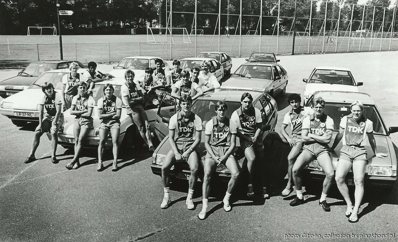 Een andere foto van BX-en met de Ajax selectie. Helaas is slechts &eacute;&eacute;n kenteken van een niet heel vroege BX leesbaar (LB-37-HL), maar minstens twee andere BX-en zijn wel erg vroege exemplaren: het kenteken van de voorste auto begint met JN, het kenteken van de auto uiterst links met JS